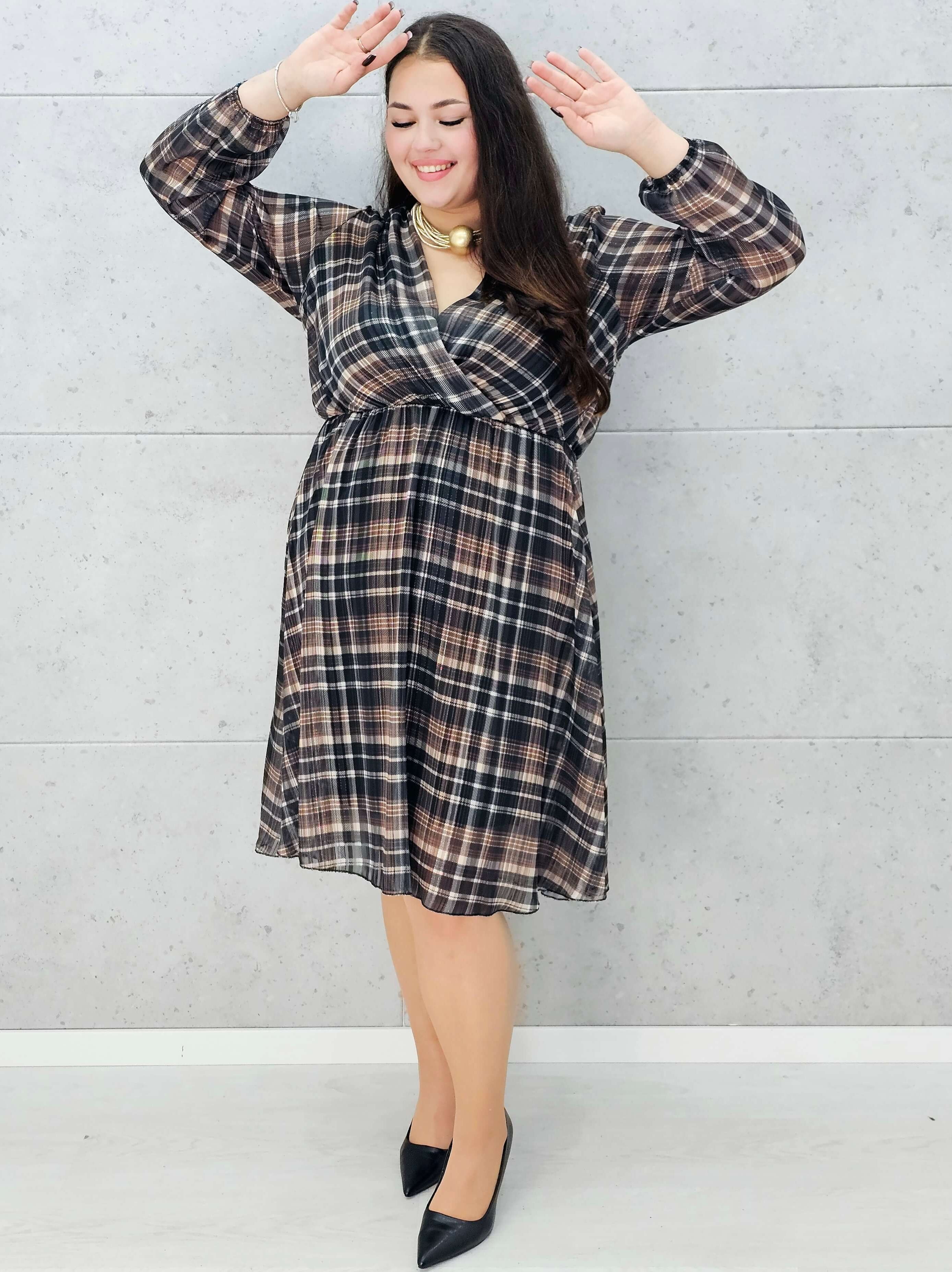 modna sukienka w kratę midi plus size – przód na modelce