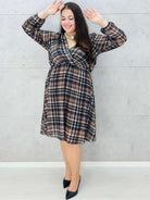 modna sukienka w kratę midi plus size – przód na modelce