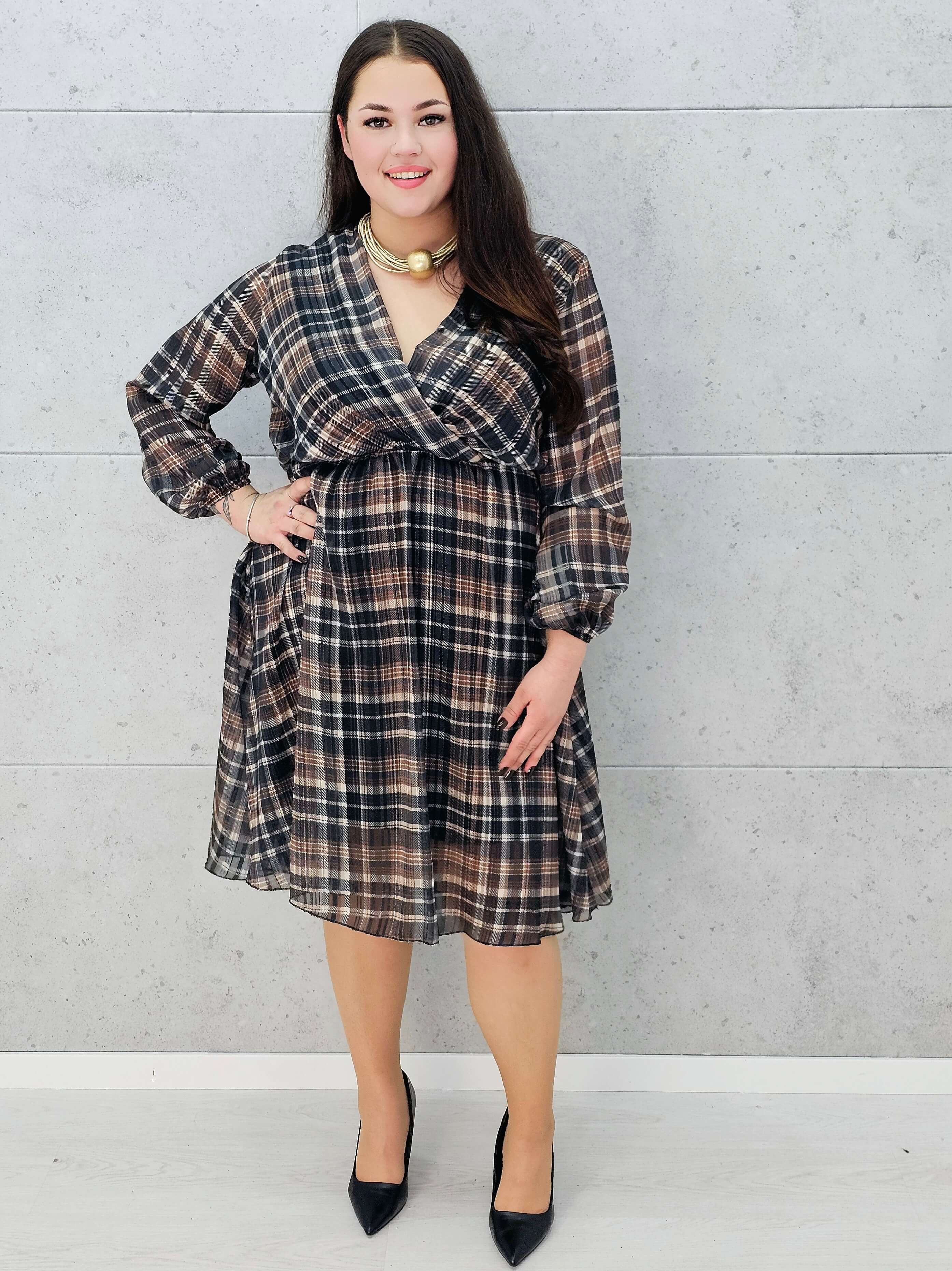 stylowa sukienka w kratę midi plus size – stylizacja jesienna