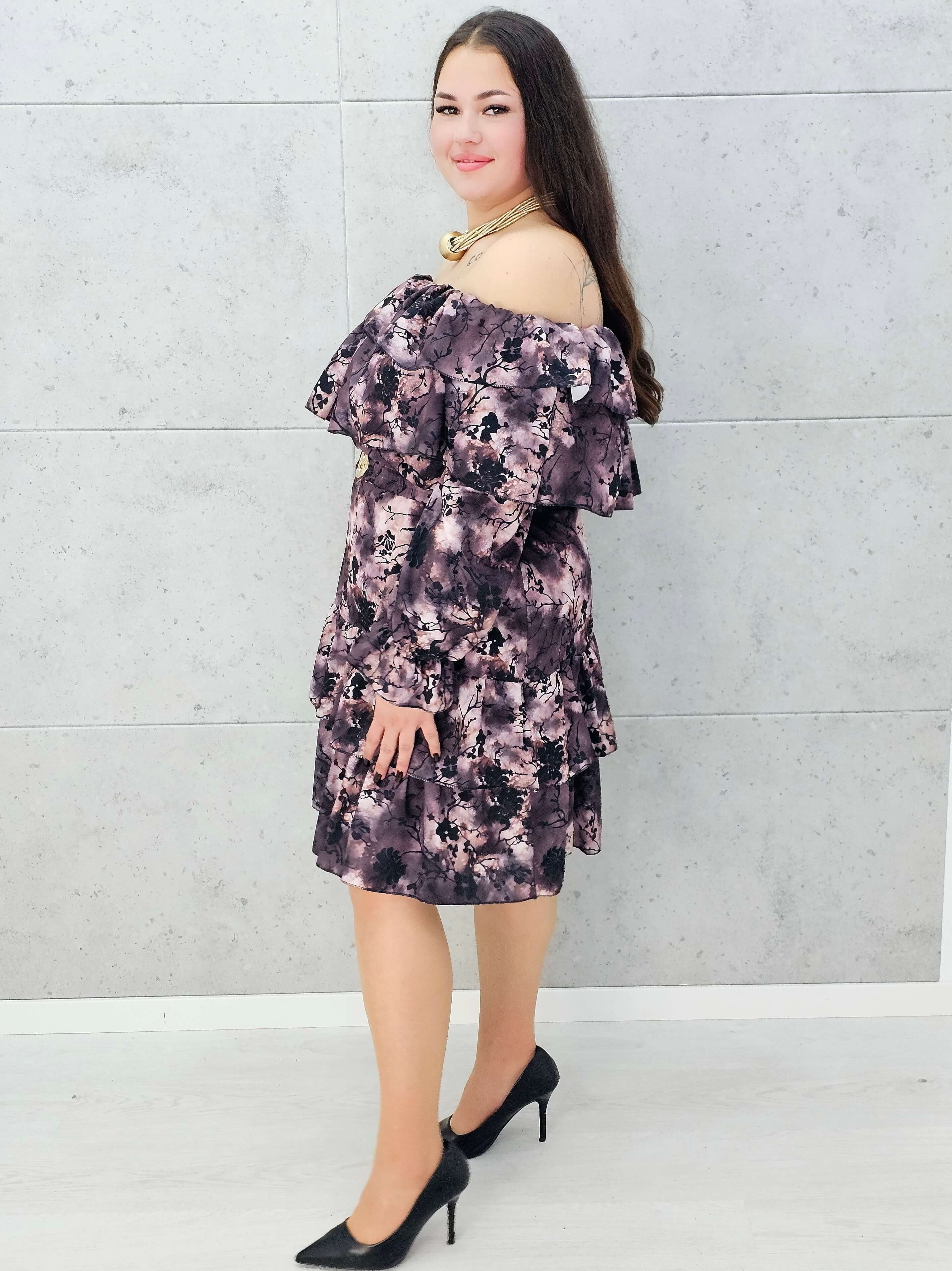 sukienka plus size z falbanami i odkrytymi ramionami w kwiatowy print – bok