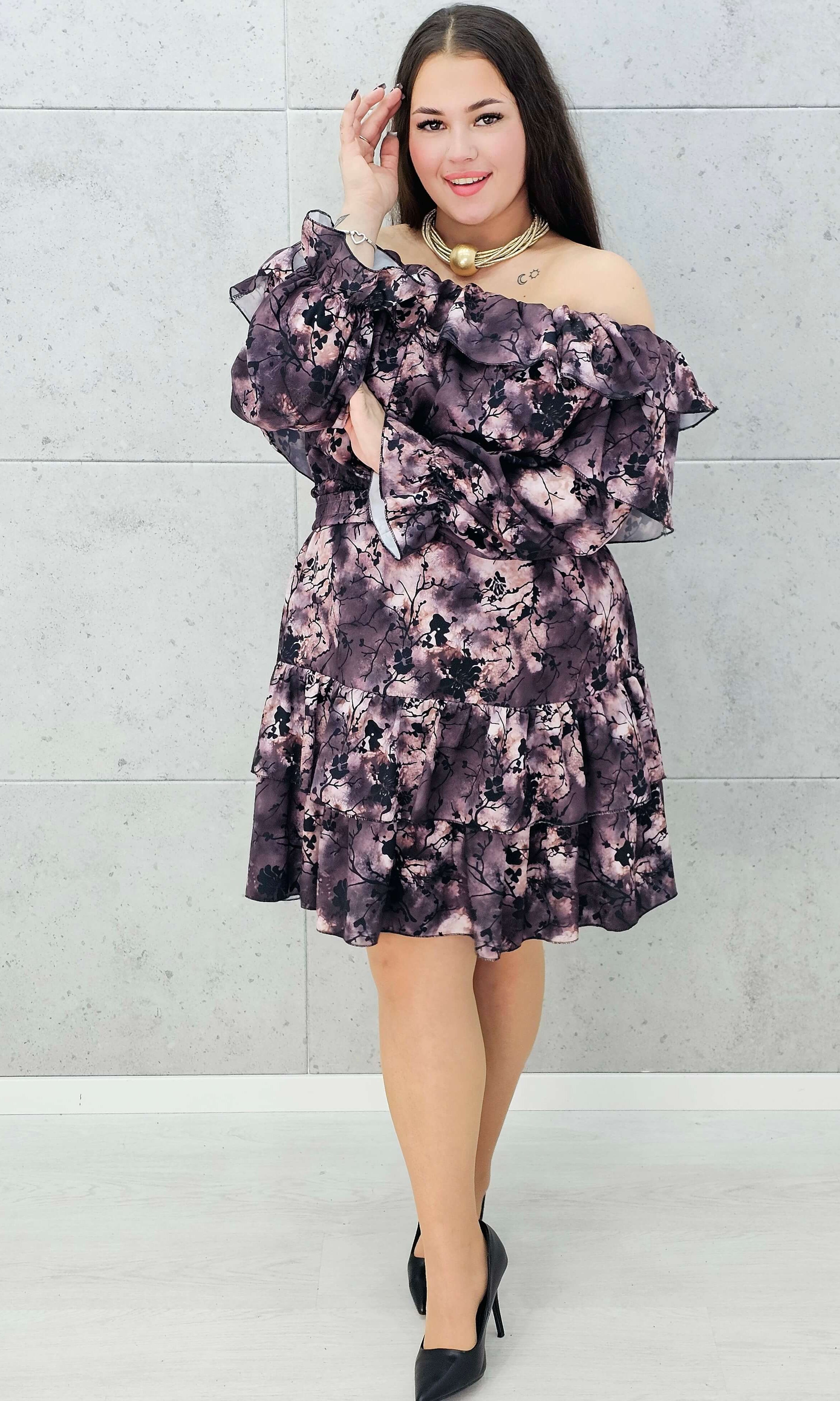 kobieca sukienka plus size w kwiaty z falbanami – stylizacja na przyjęcie