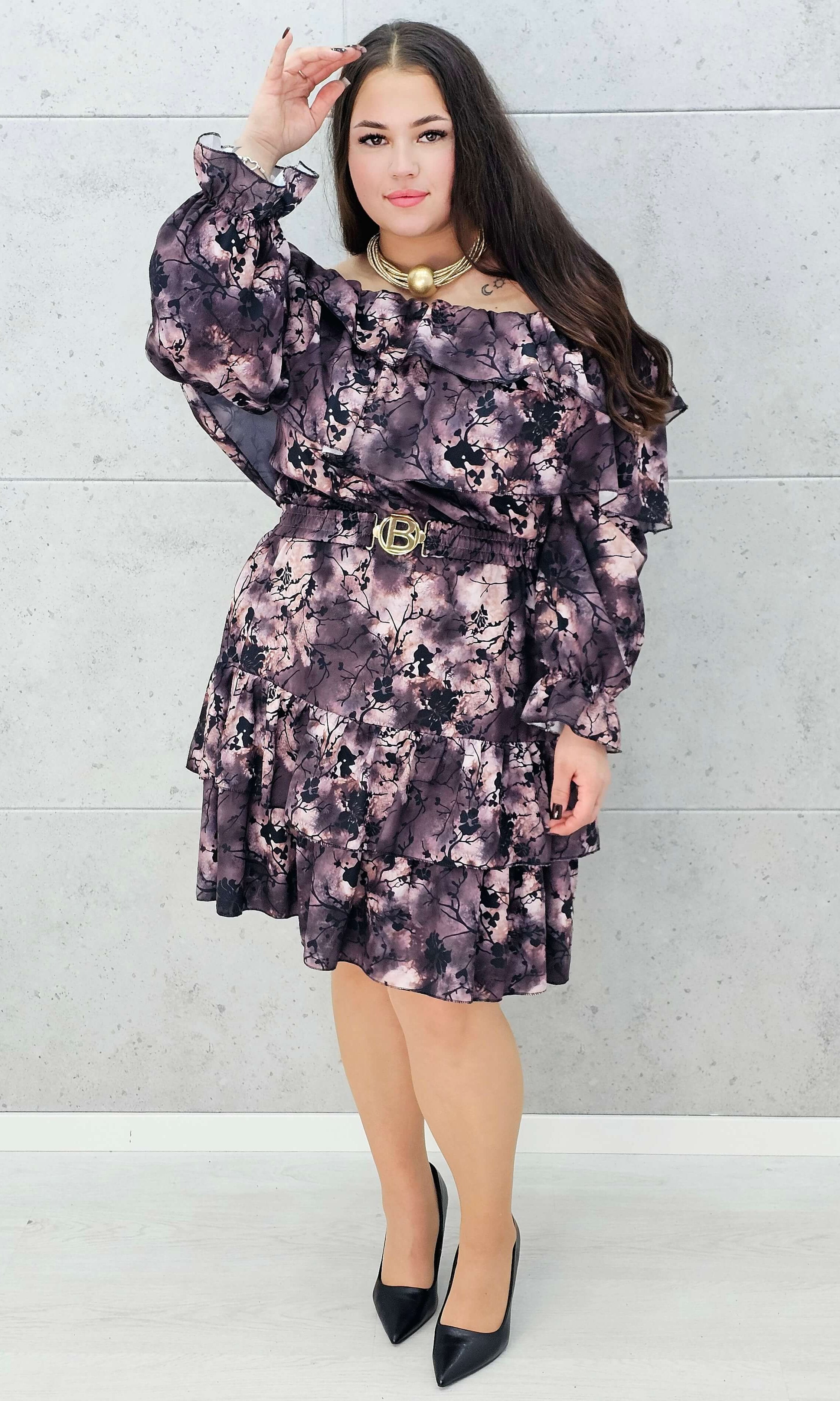 modna sukienka plus size z odkrytymi ramionami – na modelce