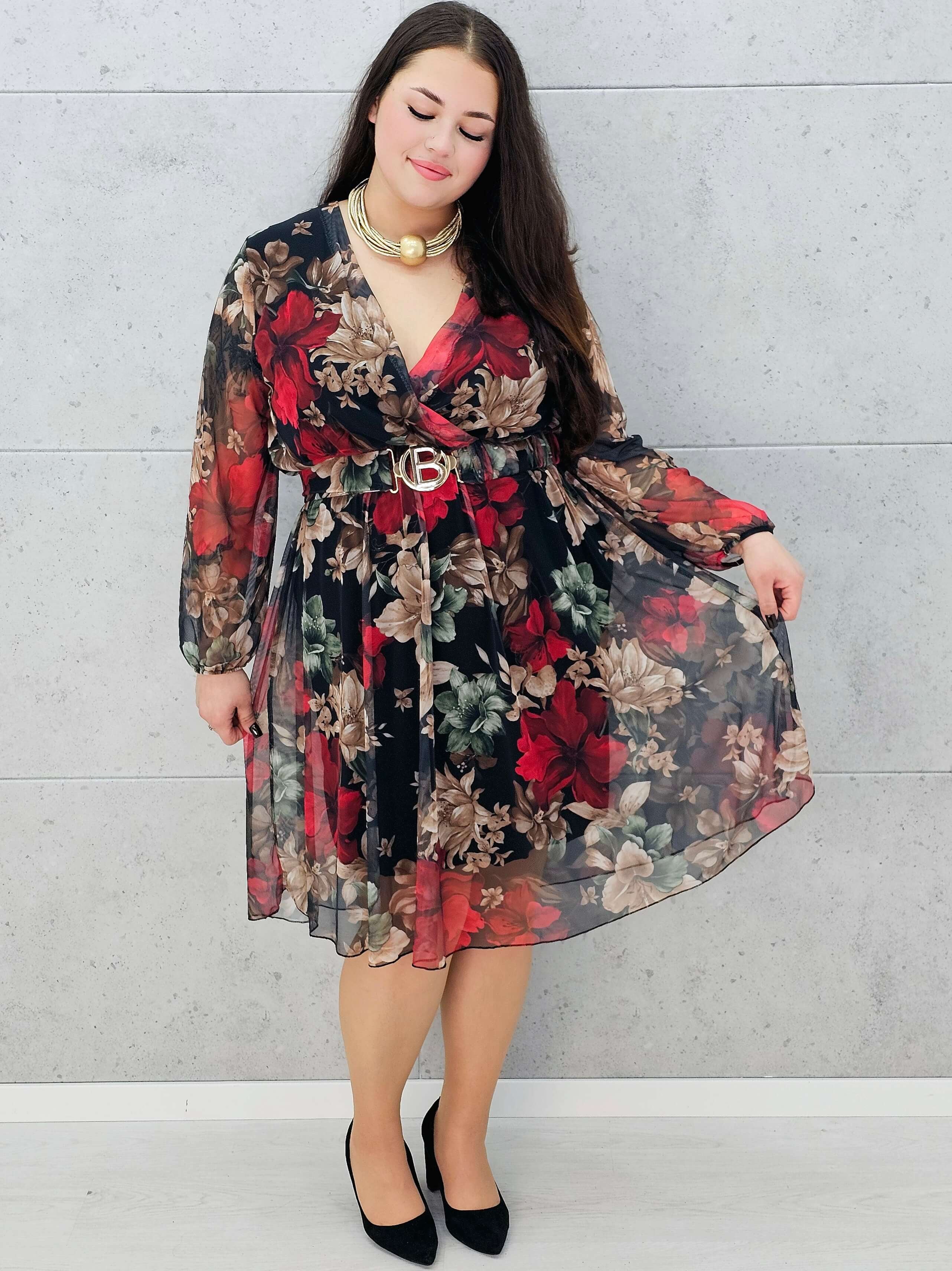 kobieca sukienka midi plus size z dekoltem V – na modelce