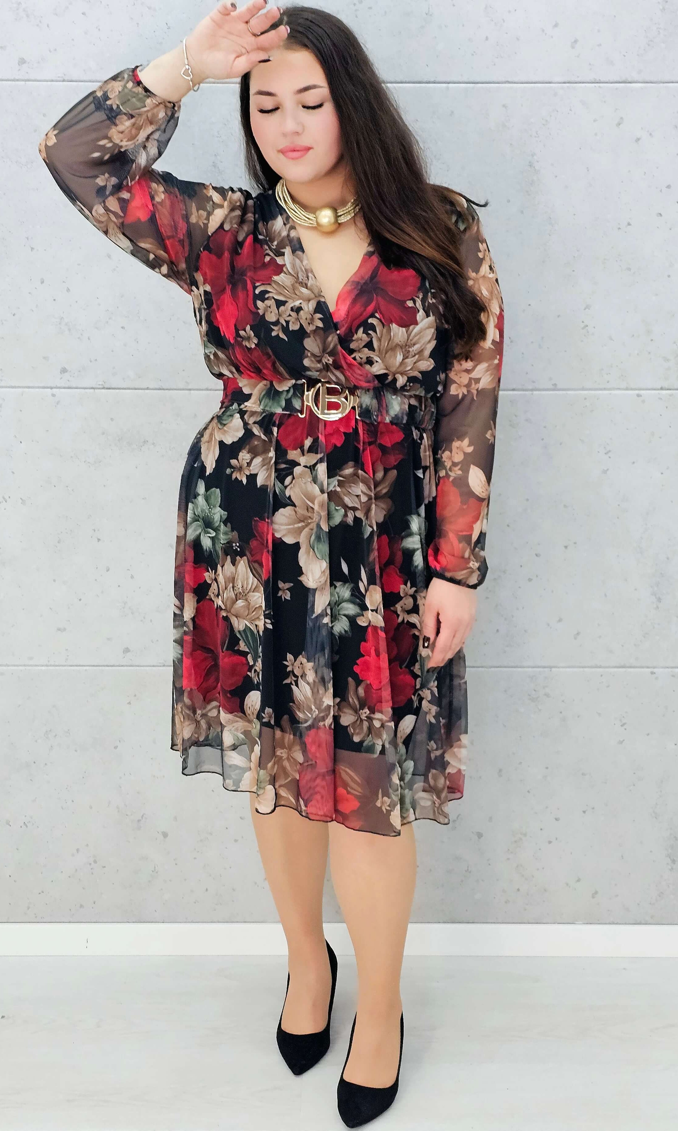 kobieca sukienka midi plus size z dekoltem V – na modelce kwiat