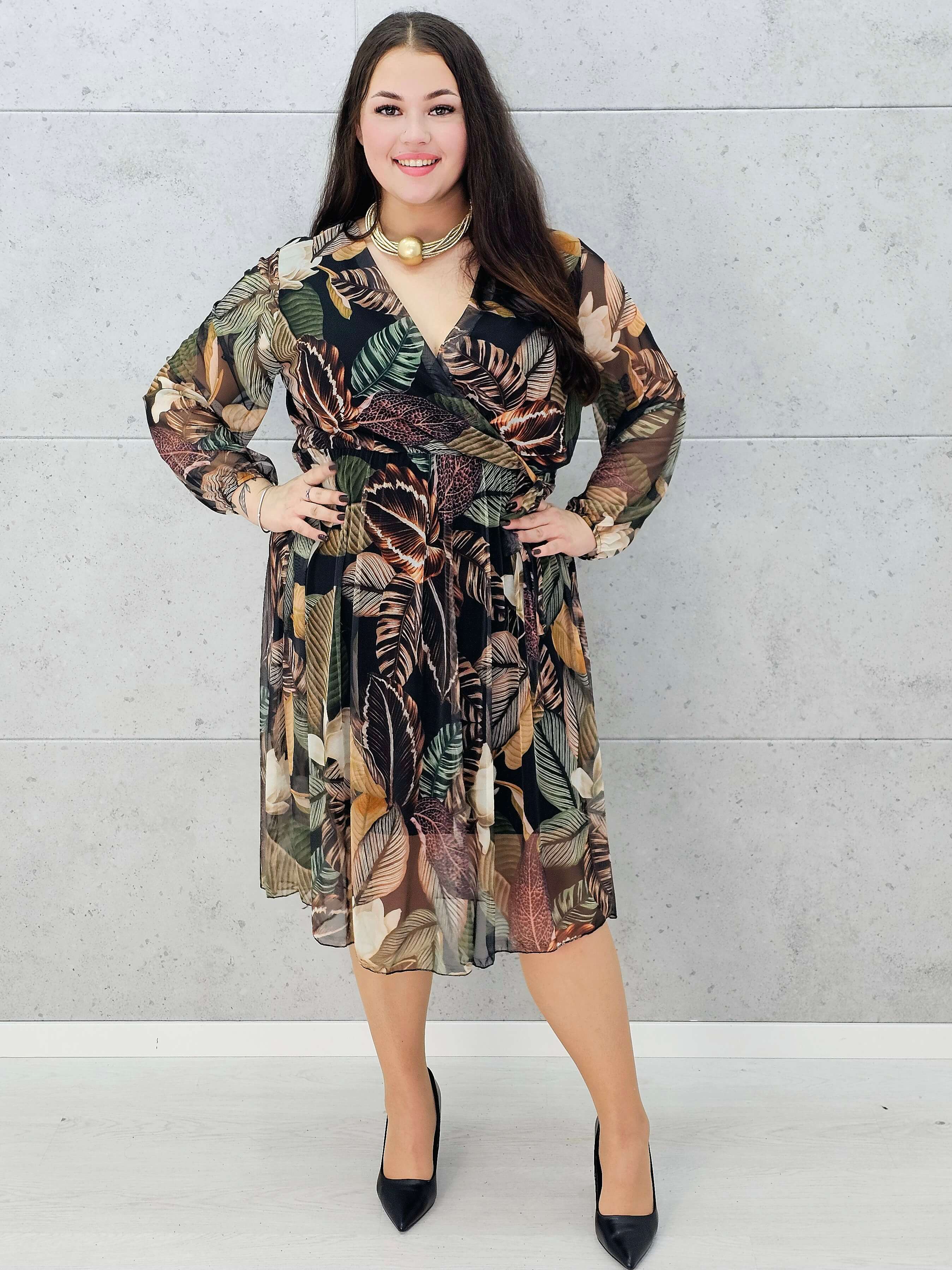 Zwiewna sukienka w liście z długim rękawem i gumką w talii – Stylowa XL