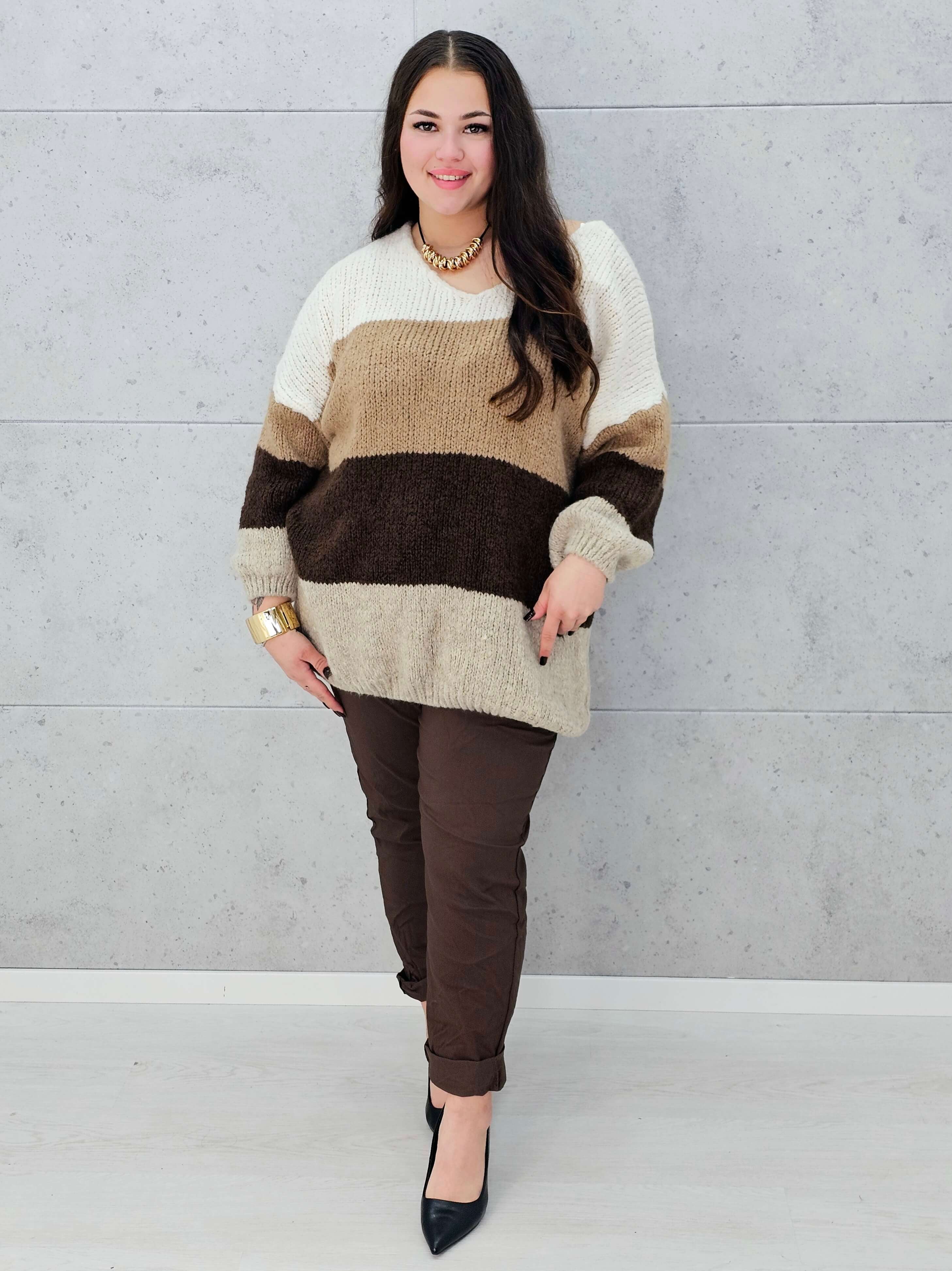 sweter w pasy czarno-beżowy plus size Stylowa XL – stylizacja