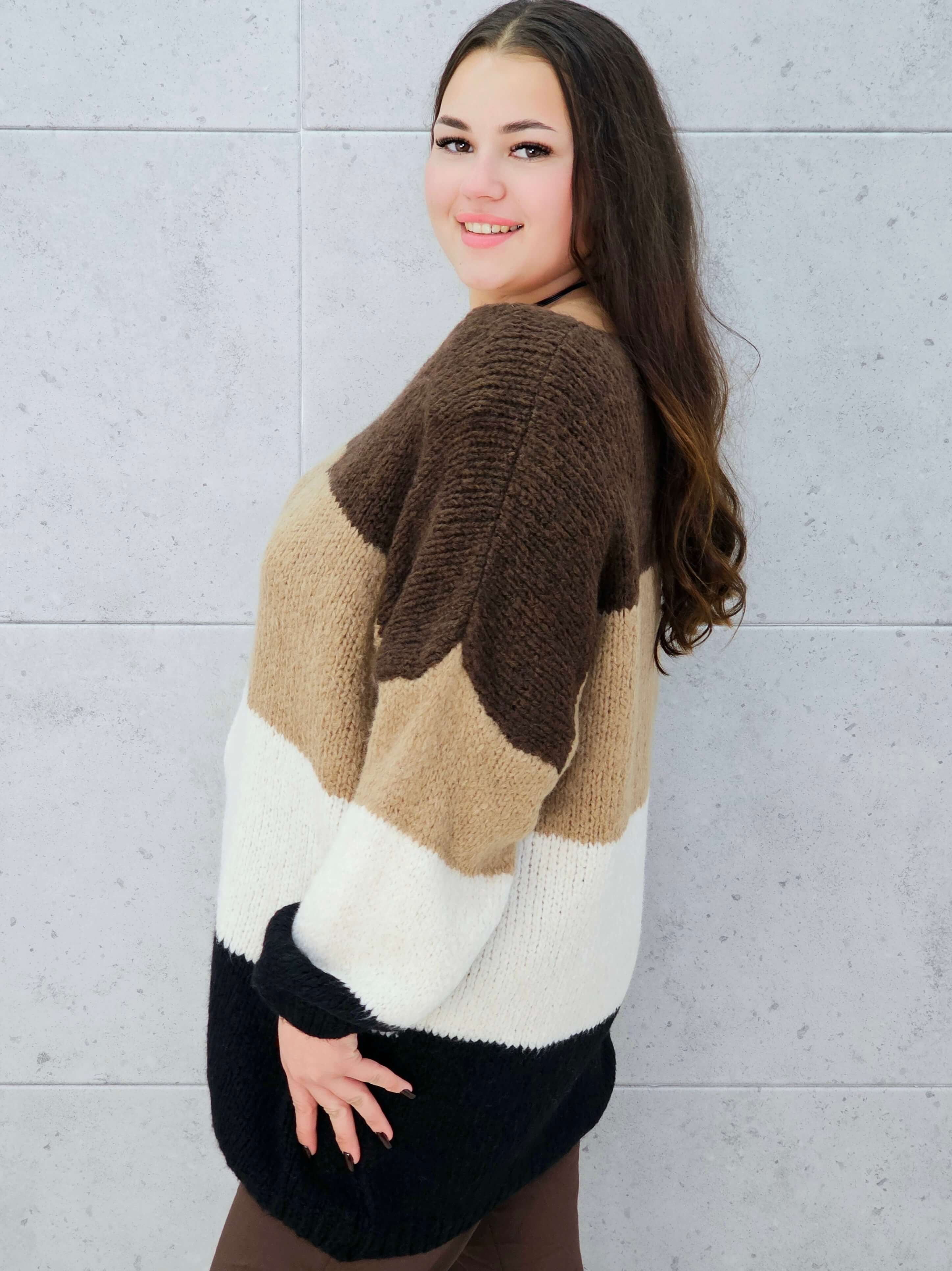 sweter w pasy czarno-beżowy plus size Stylowa XL – bok