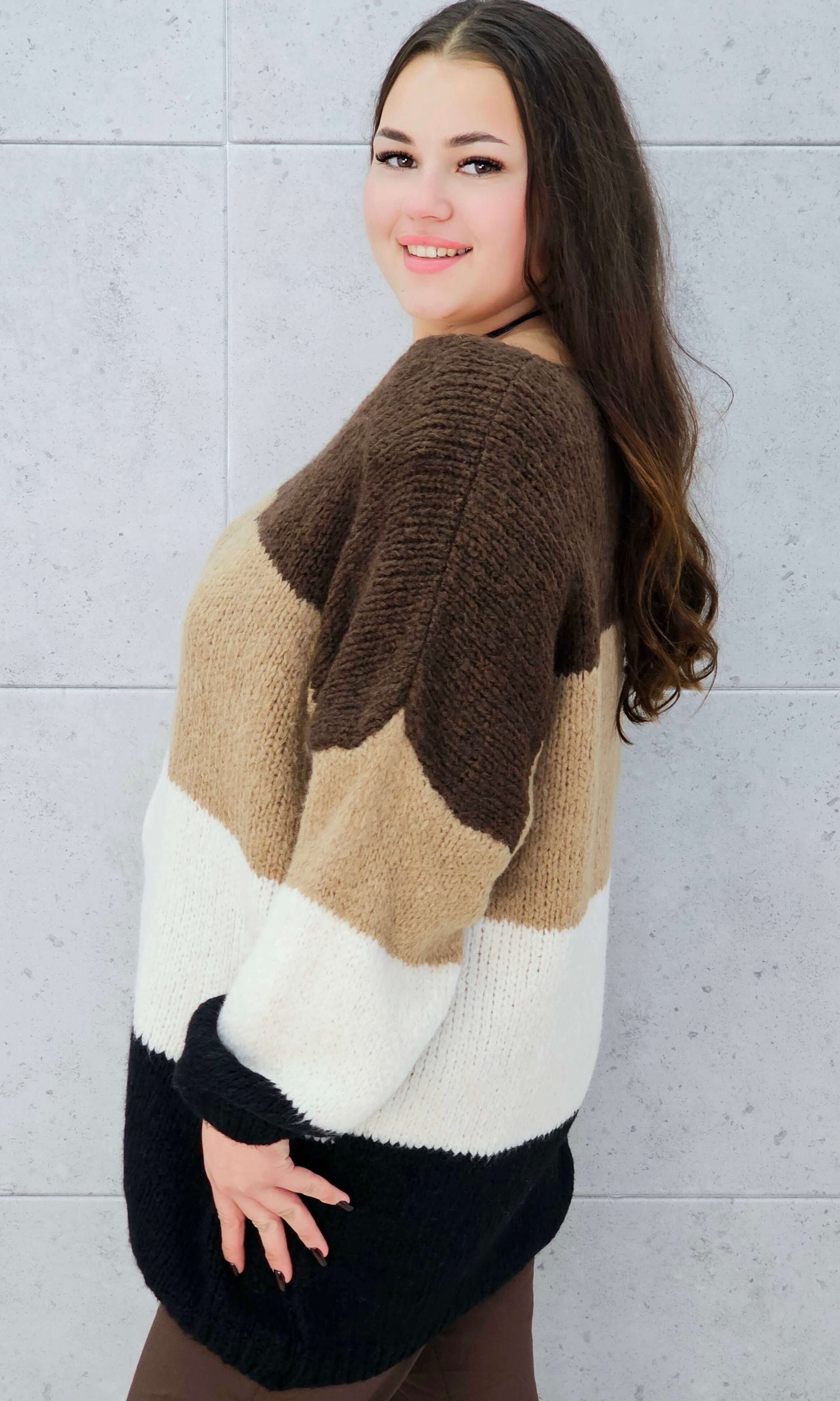 sweter w pasy czarno-beżowy plus size Stylowa XL – bok