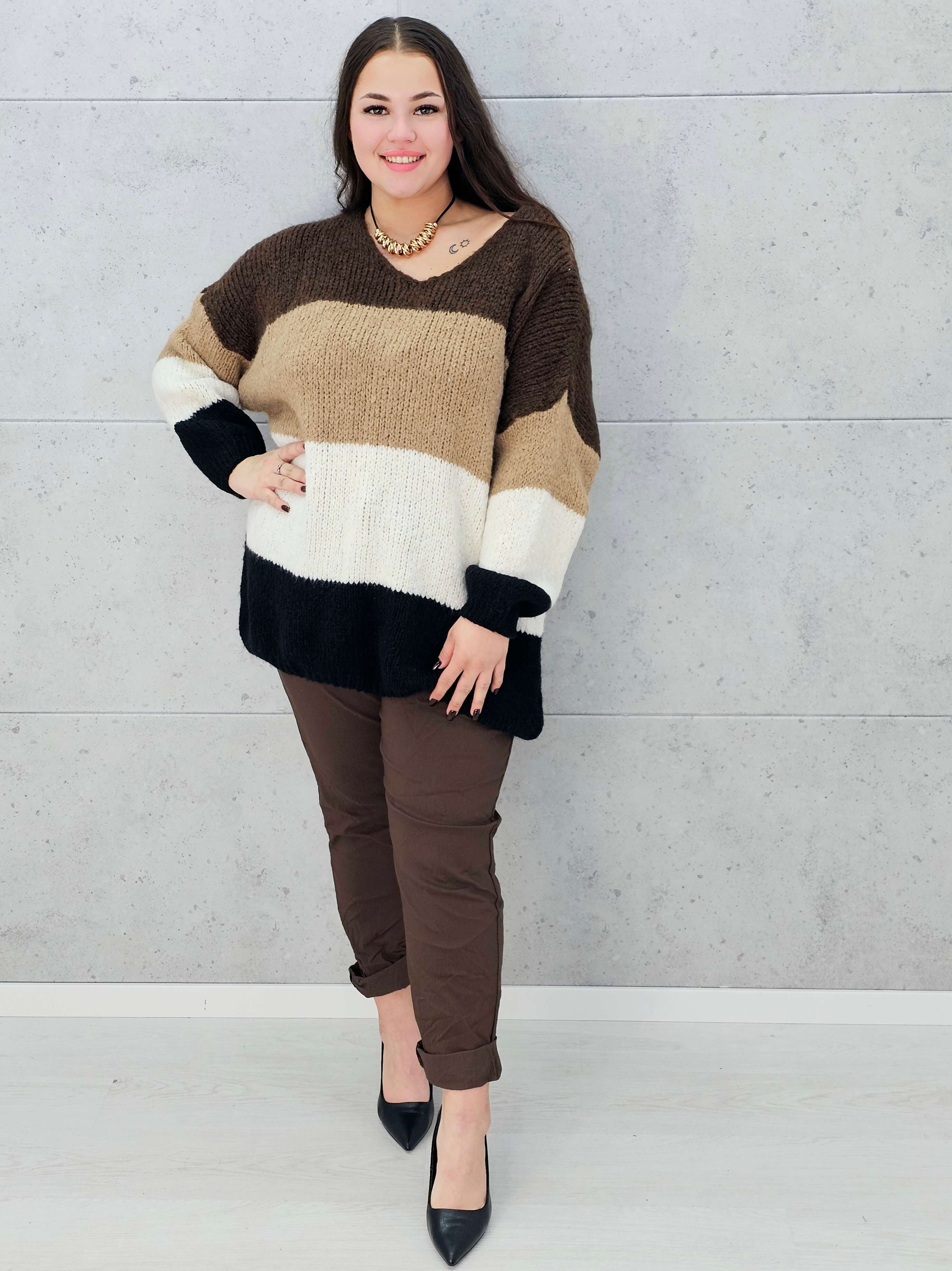 sweter w pasy czarno-beżowy plus size Stylowa XL – ze spodniami