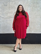 Czerwona sukienka z koronkowymi rękawami Stylowa XL