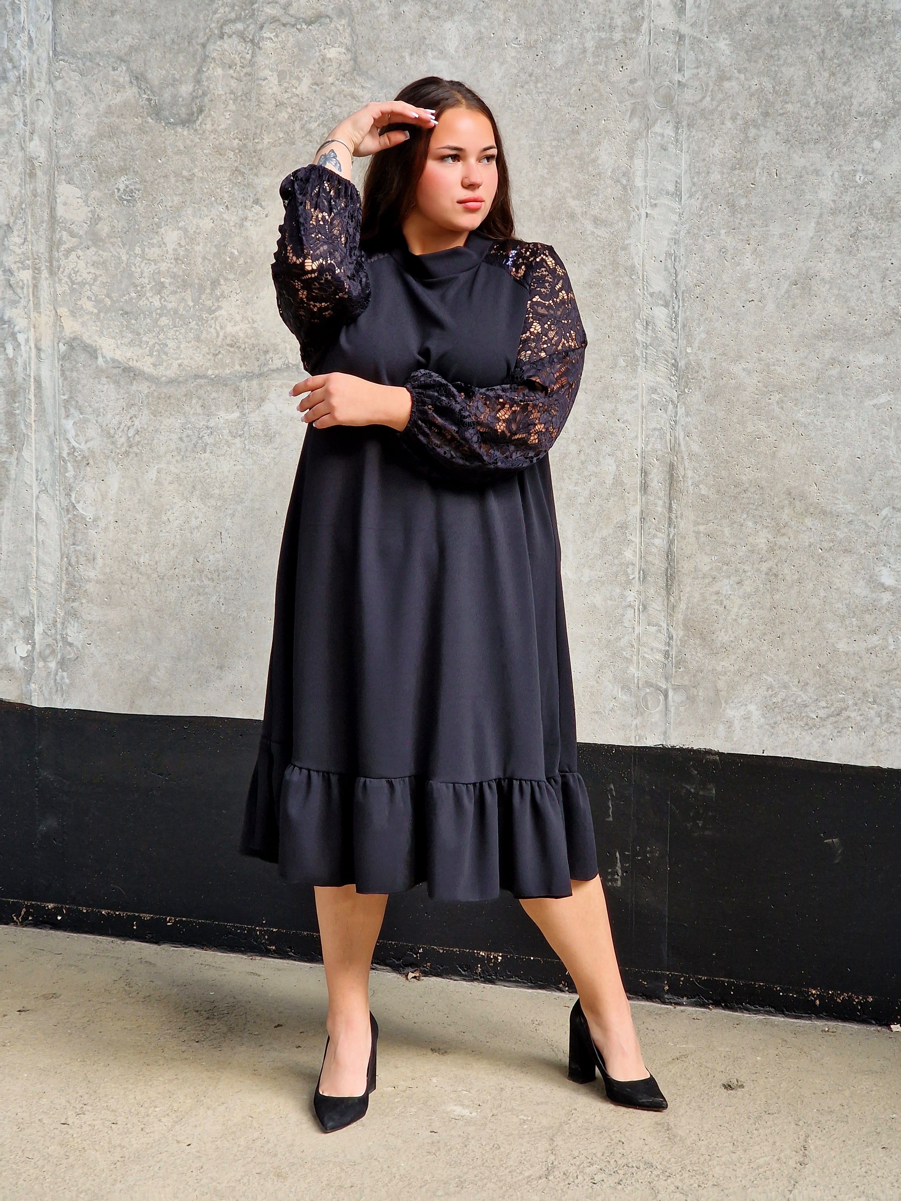 Sukienka czarna z koronkowymi rękawami Stylowa XL