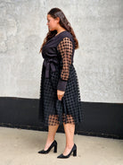 Czarna sukienka z tiulem i wiązaniem Stylowa XL