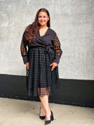 Czarna sukienka z tiulem i wiązaniem Stylowa XL