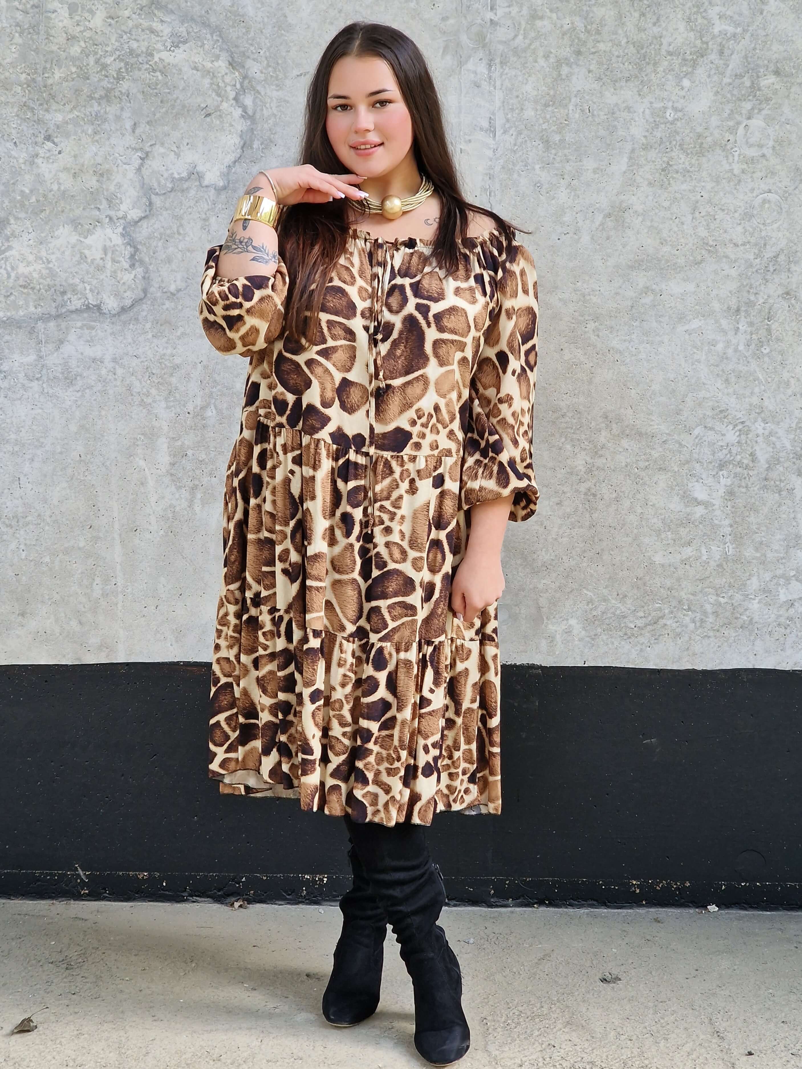 Sukienka midi w zwierzęcy print Stylowa XL