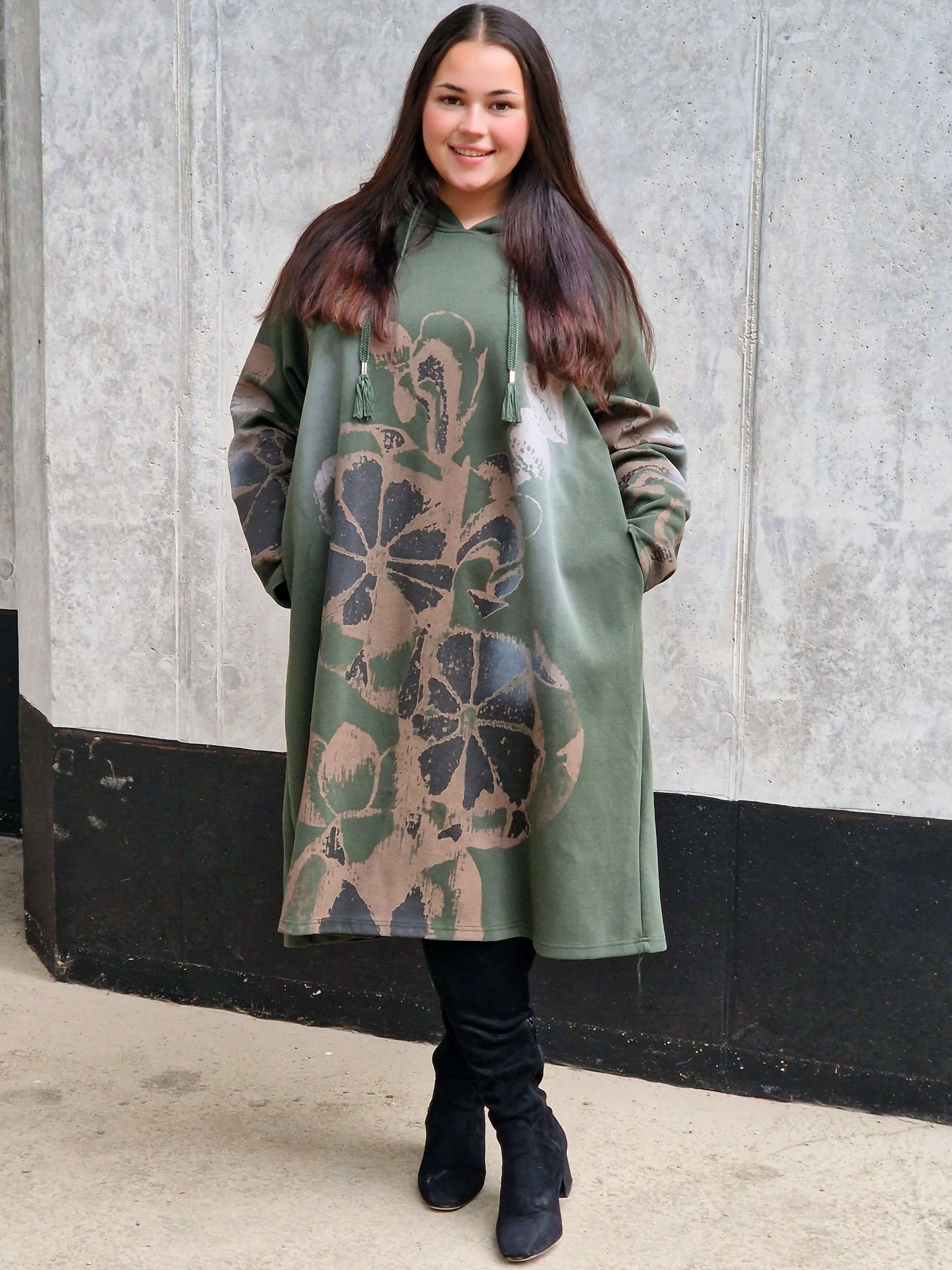 Sukienka z kapturem i nadrukiem Stylowa XL