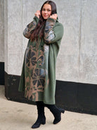 Sukienka z kapturem i nadrukiem Stylowa XL