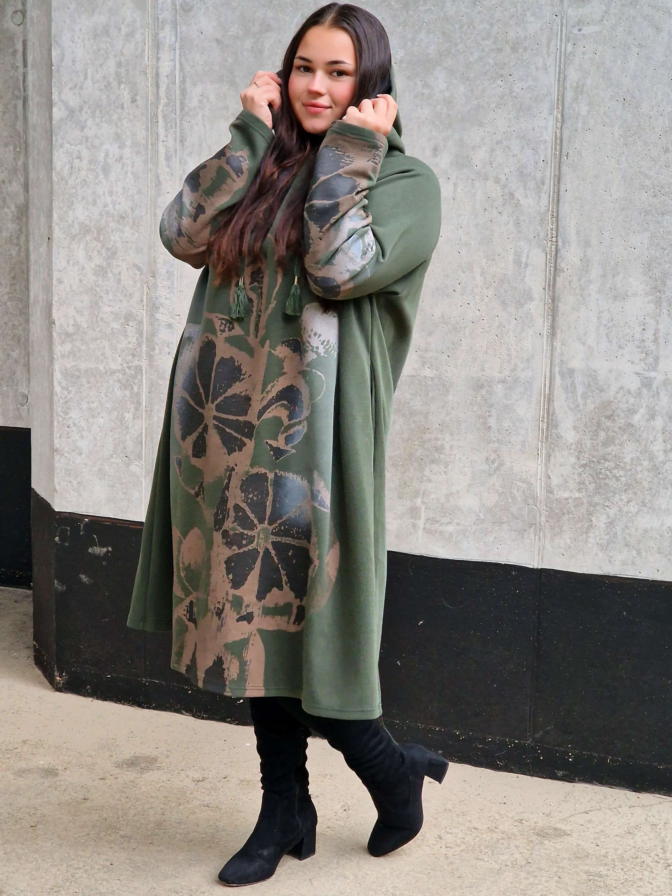 Sukienka z kapturem i nadrukiem Stylowa XL