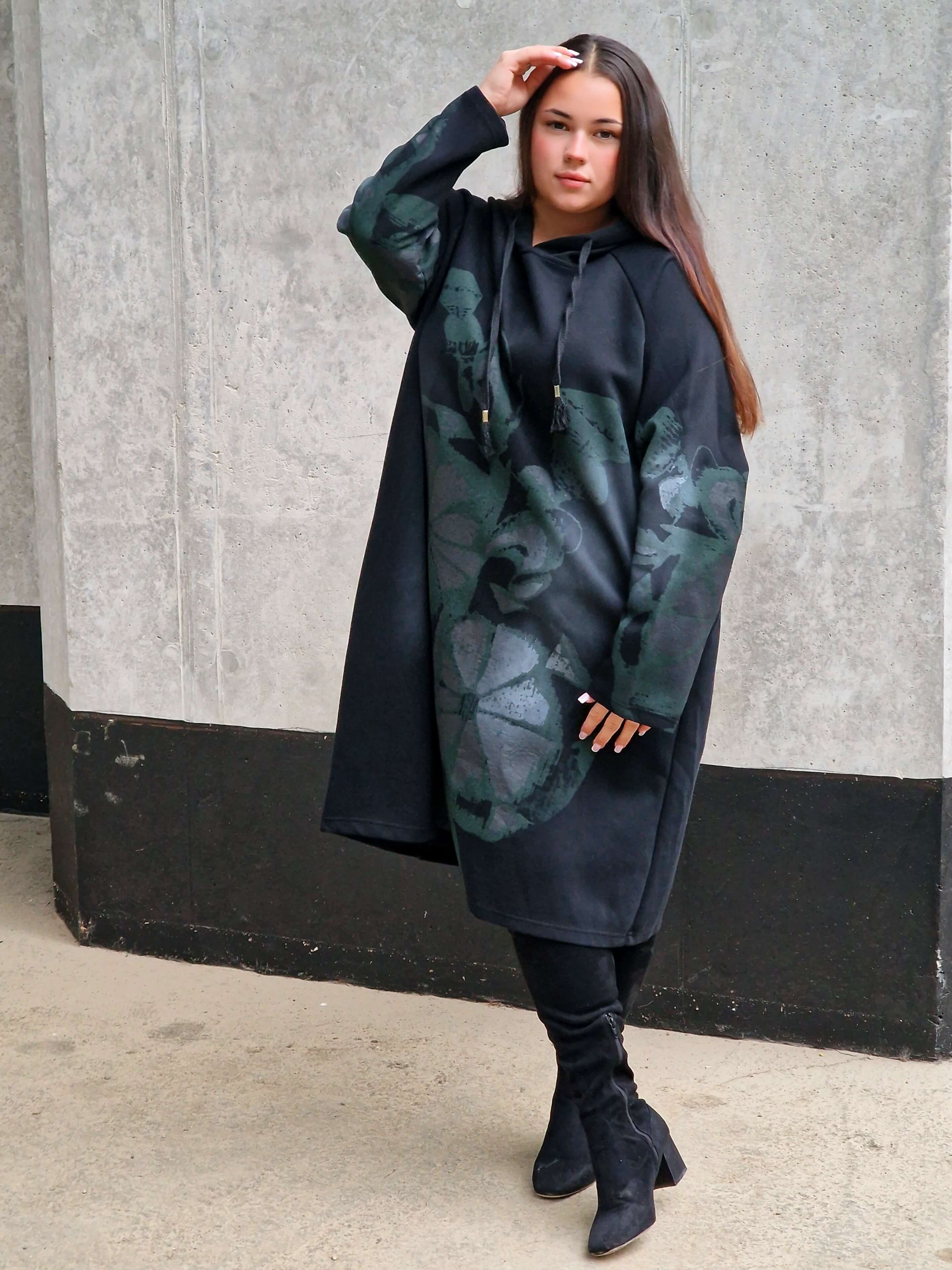 Sukienka z kapturem i nadrukiem Stylowa XL