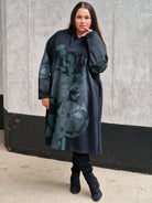 Sukienka z kapturem i nadrukiem Stylowa XL