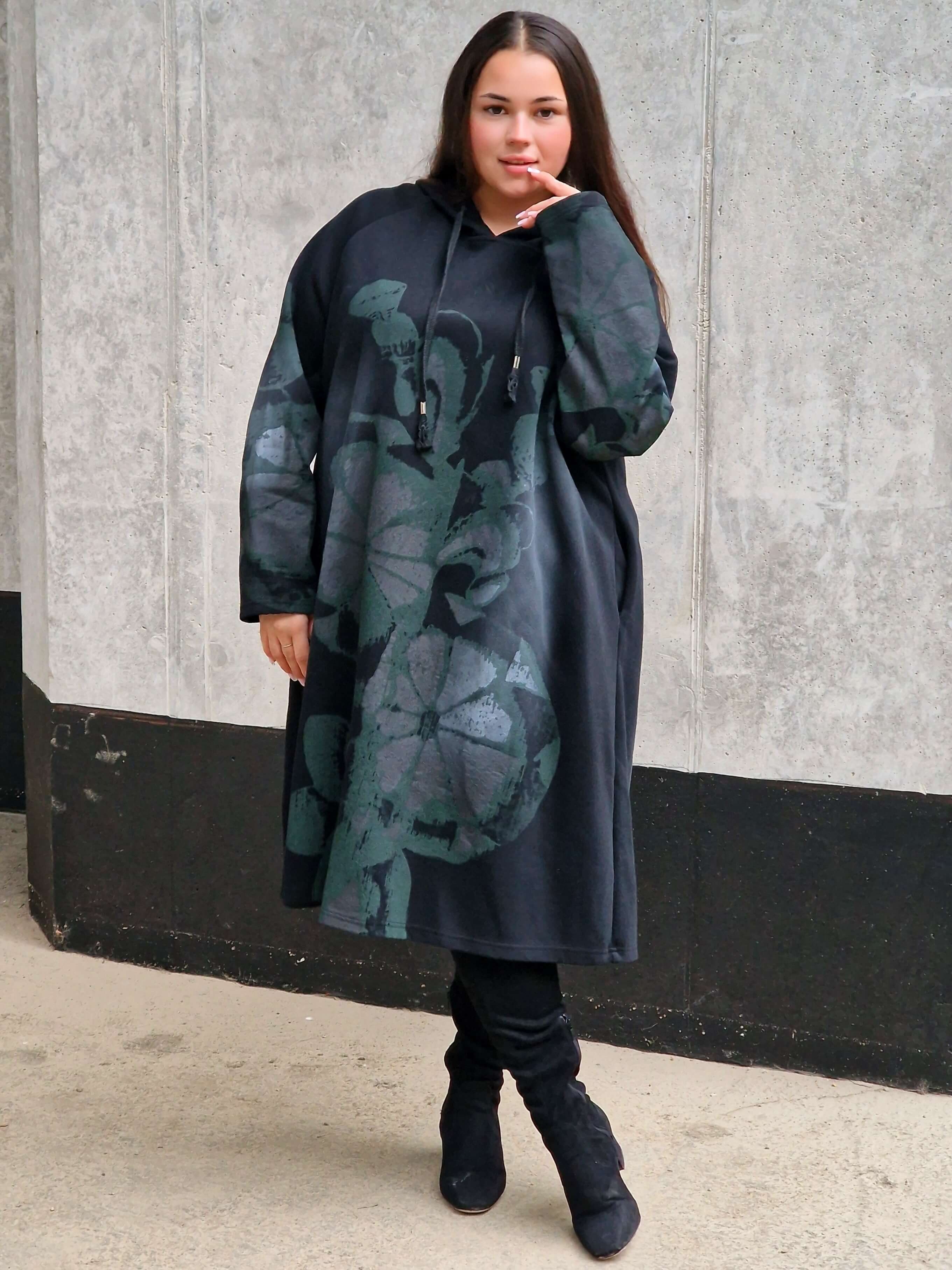 Sukienka z kapturem i nadrukiem Stylowa XL