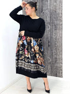 Sukienka midi z czarną górą i kwiatowym printem w stylu boho Stylowa XL