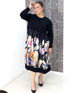 Sukienka midi z czarną górą i kolorowym printem – elegancja w artystycznym wydaniu Stylowa XL