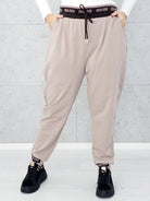 Sportowe spodnie z logowaną gumką Stylowa XL