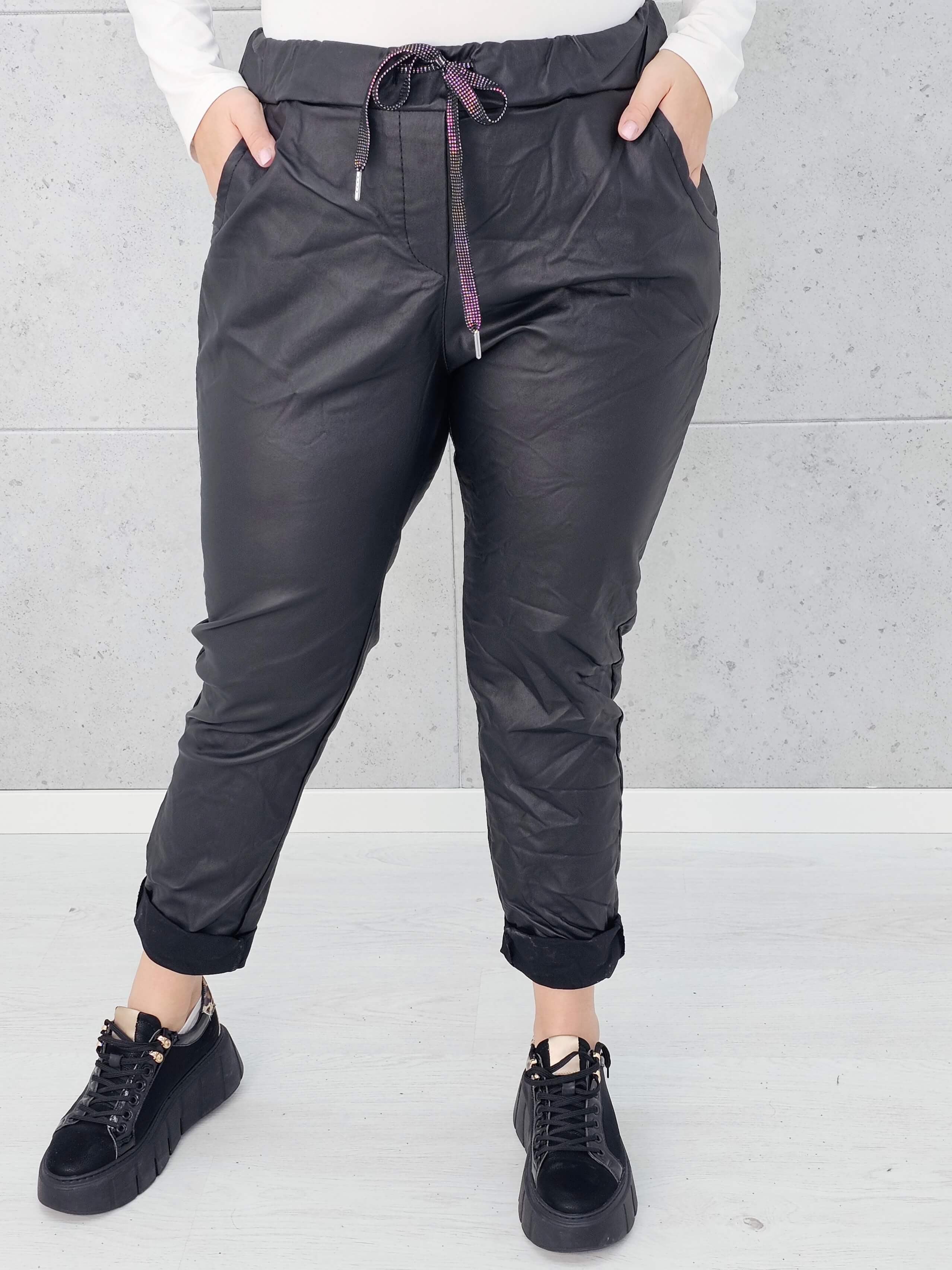 Spodnie plus size z eko skóry – styl, komfort i kobieca pewność siebie Stylowa XL