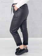 Spodnie plus size z eko skóry – styl, komfort i kobieca pewność siebie Stylowa XL