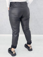 Spodnie plus size z eko skóry – styl, komfort i kobieca pewność siebie Stylowa XL