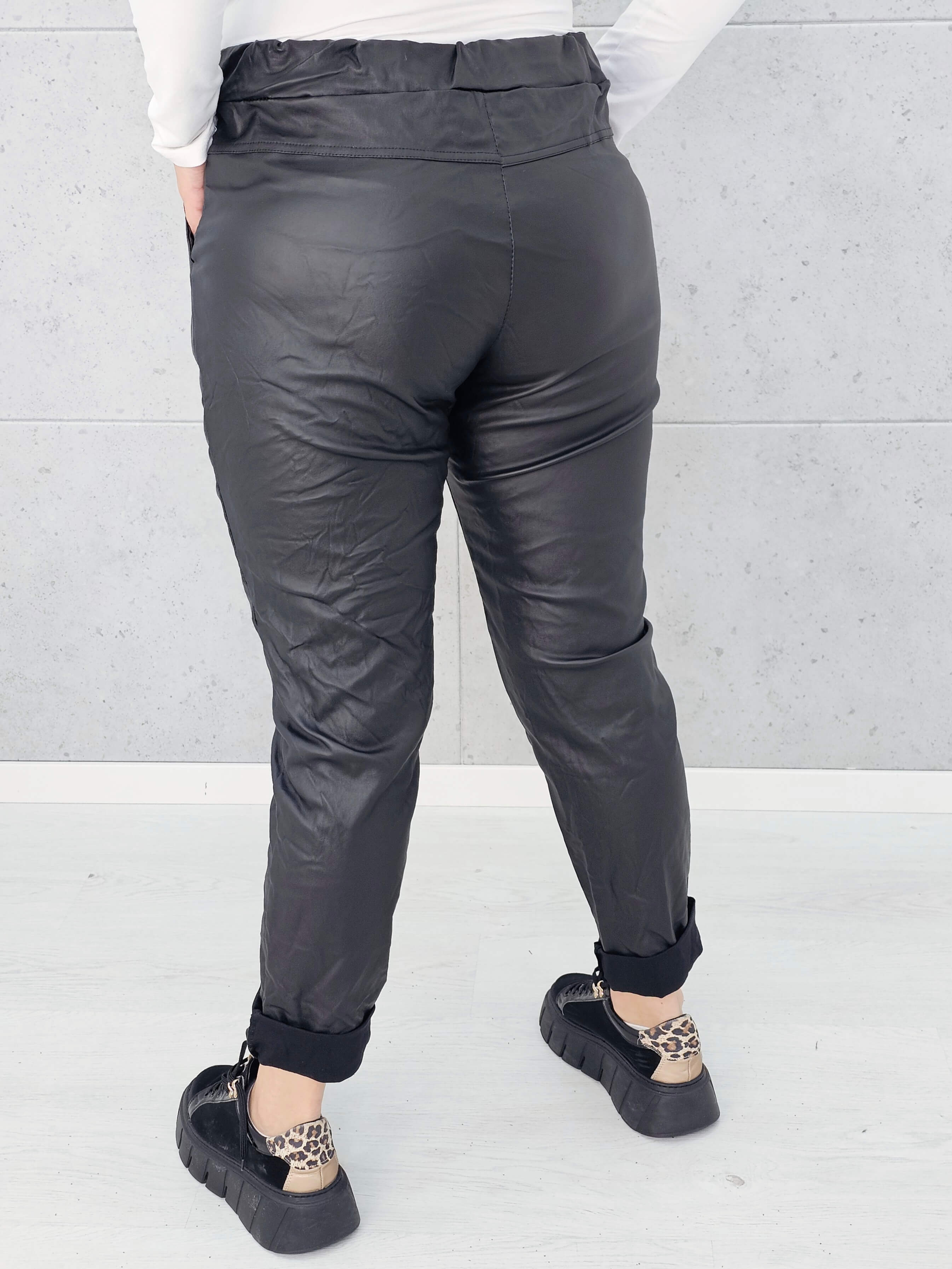 Spodnie plus size z eko skóry – styl, komfort i kobieca pewność siebie Stylowa XL