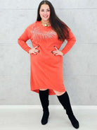 Sukienka z piórem – elegancka dzianinowa sukienka plus size w kolorze ceglastym Stylowa XL