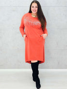 Sukienka z piórem – elegancka dzianinowa sukienka plus size w kolorze ceglastym Stylowa XL