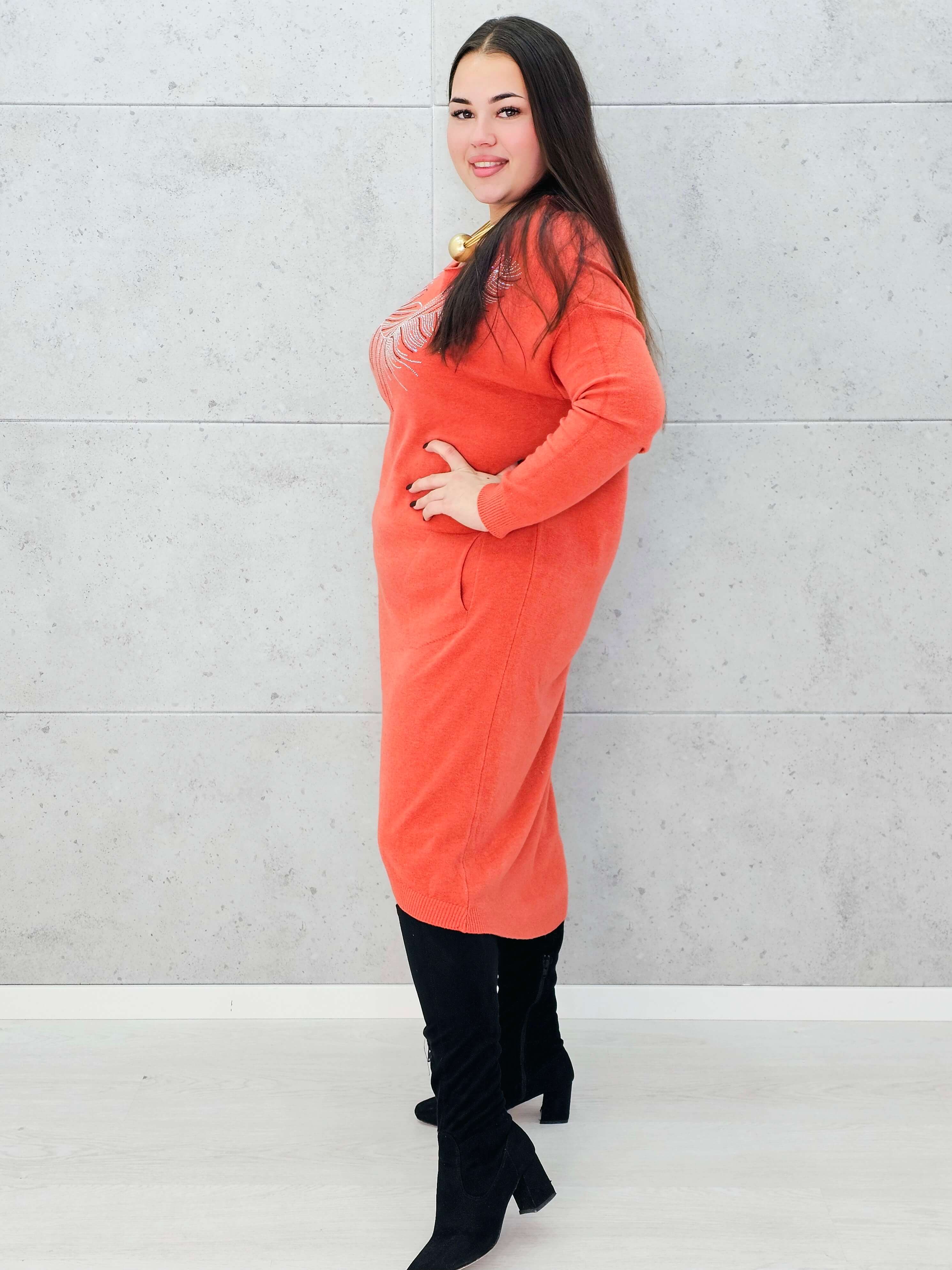 Sukienka z piórem – elegancka dzianinowa sukienka plus size w kolorze ceglastym Stylowa XL