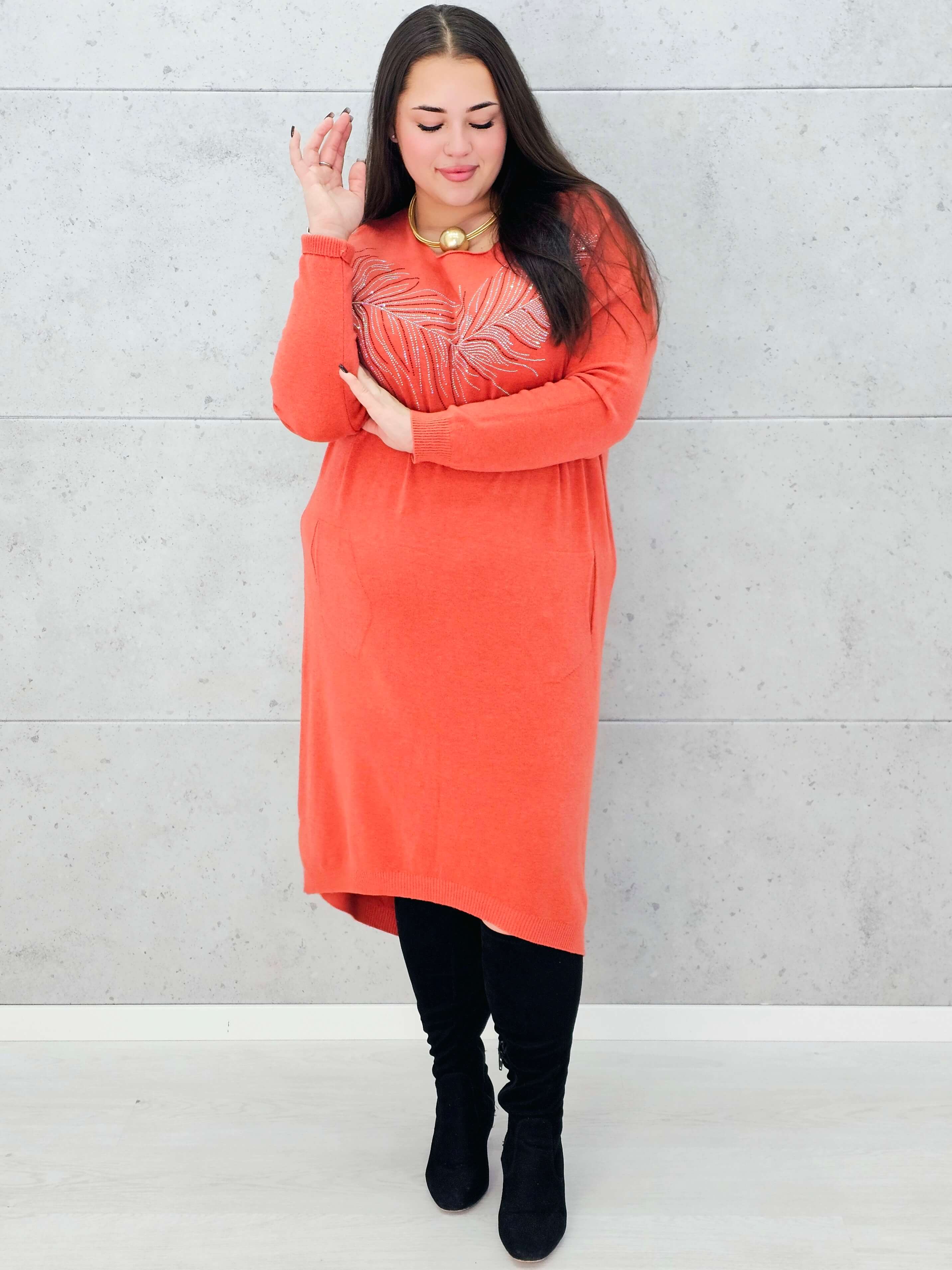 Sukienka z piórem – elegancka dzianinowa sukienka plus size w kolorze ceglastym Stylowa XL
