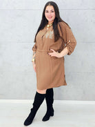 Sukienka z napisem LOVE – elegancka sukienka plus size w karmelowym kolorze Stylowa XL