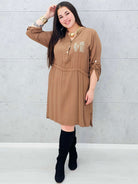 Sukienka z napisem LOVE – elegancka sukienka plus size w karmelowym kolorze Stylowa XL