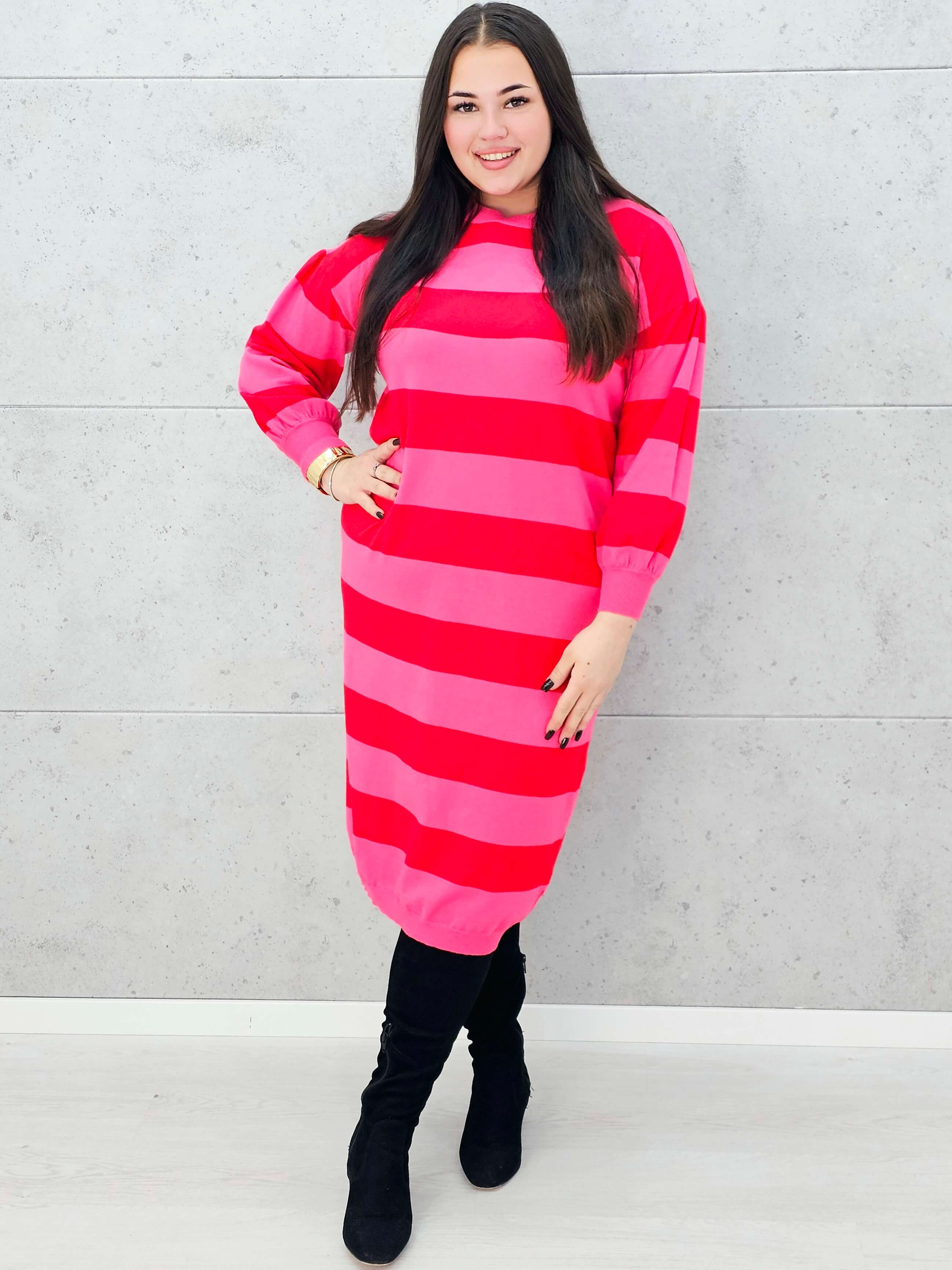Sukienka w różowo-czerwone pasy – sportowa sukienka plus size z długim rękawem Stylowa XL