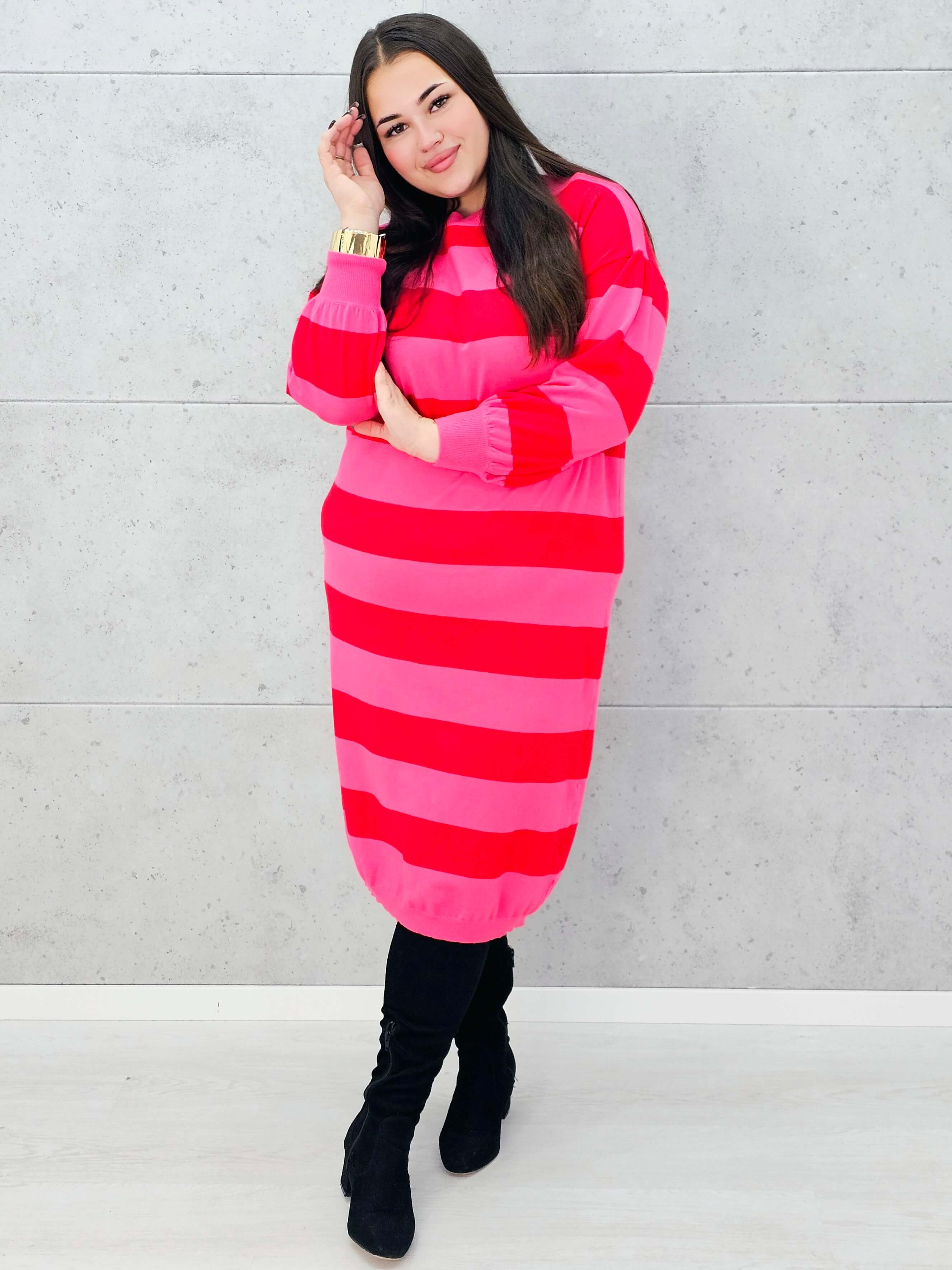 Sukienka w różowo-czerwone pasy – sportowa sukienka plus size z długim rękawem Stylowa XL