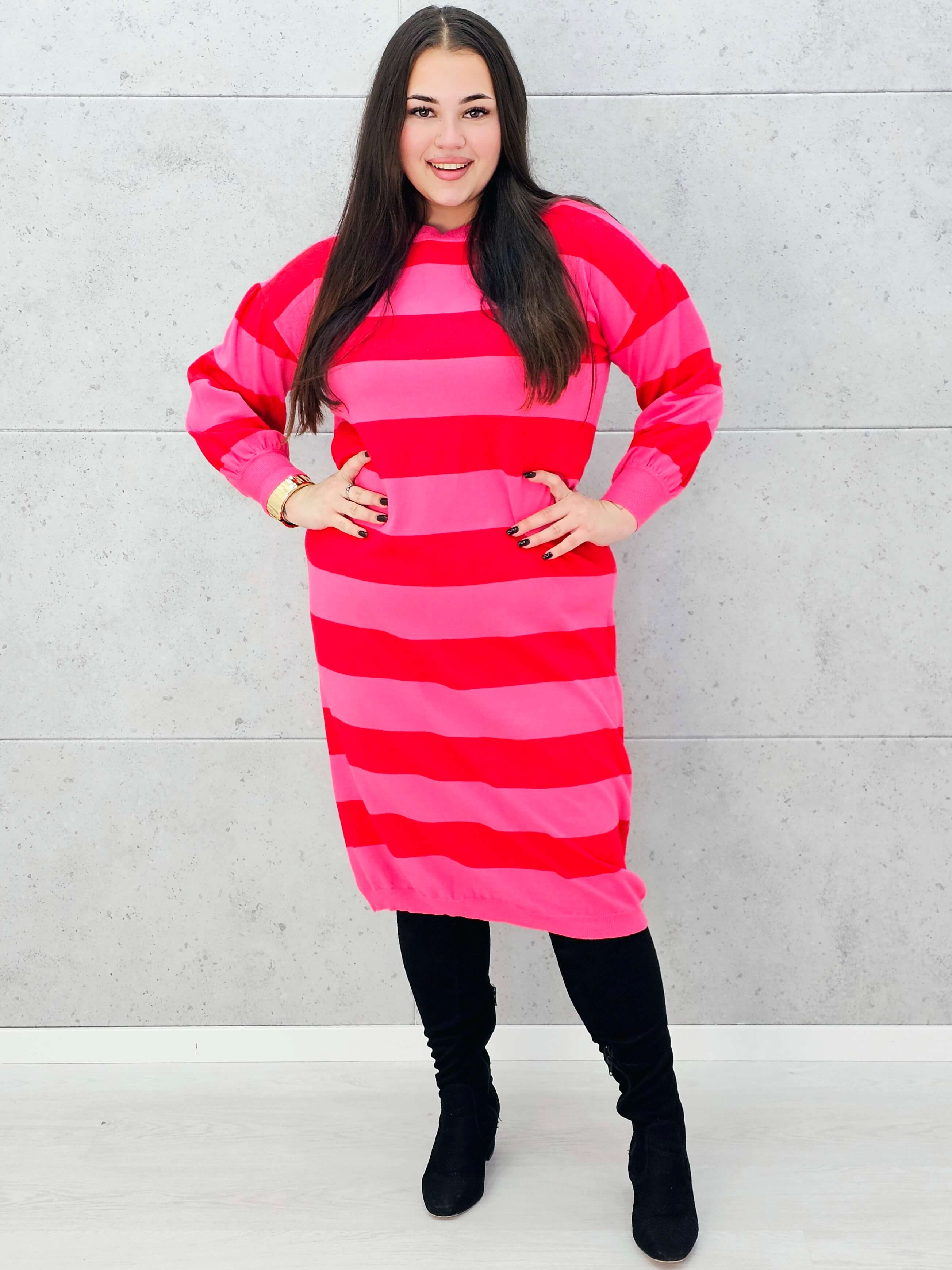 Sukienka w różowo-czerwone pasy – sportowa sukienka plus size z długim rękawem Stylowa XL