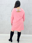 Sukienka z kokardą na plecach – kobiecy urok i komfort w rozmiarze plus size Stylowa XL