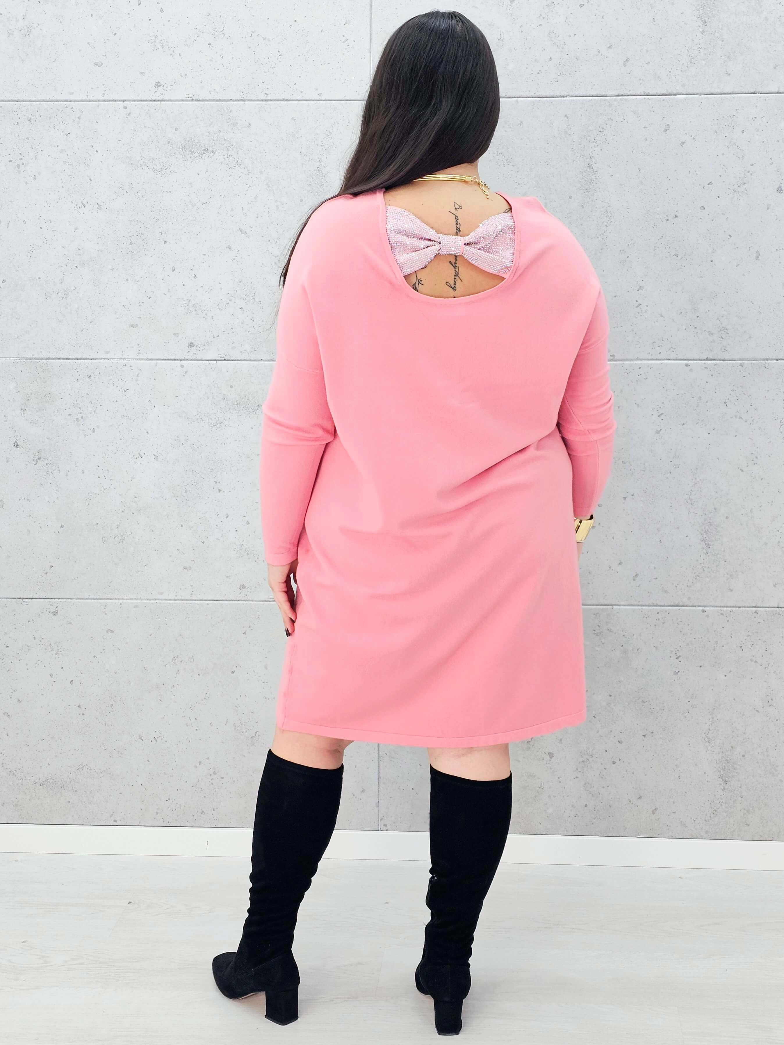 Sukienka z kokardą na plecach – kobiecy urok i komfort w rozmiarze plus size Stylowa XL