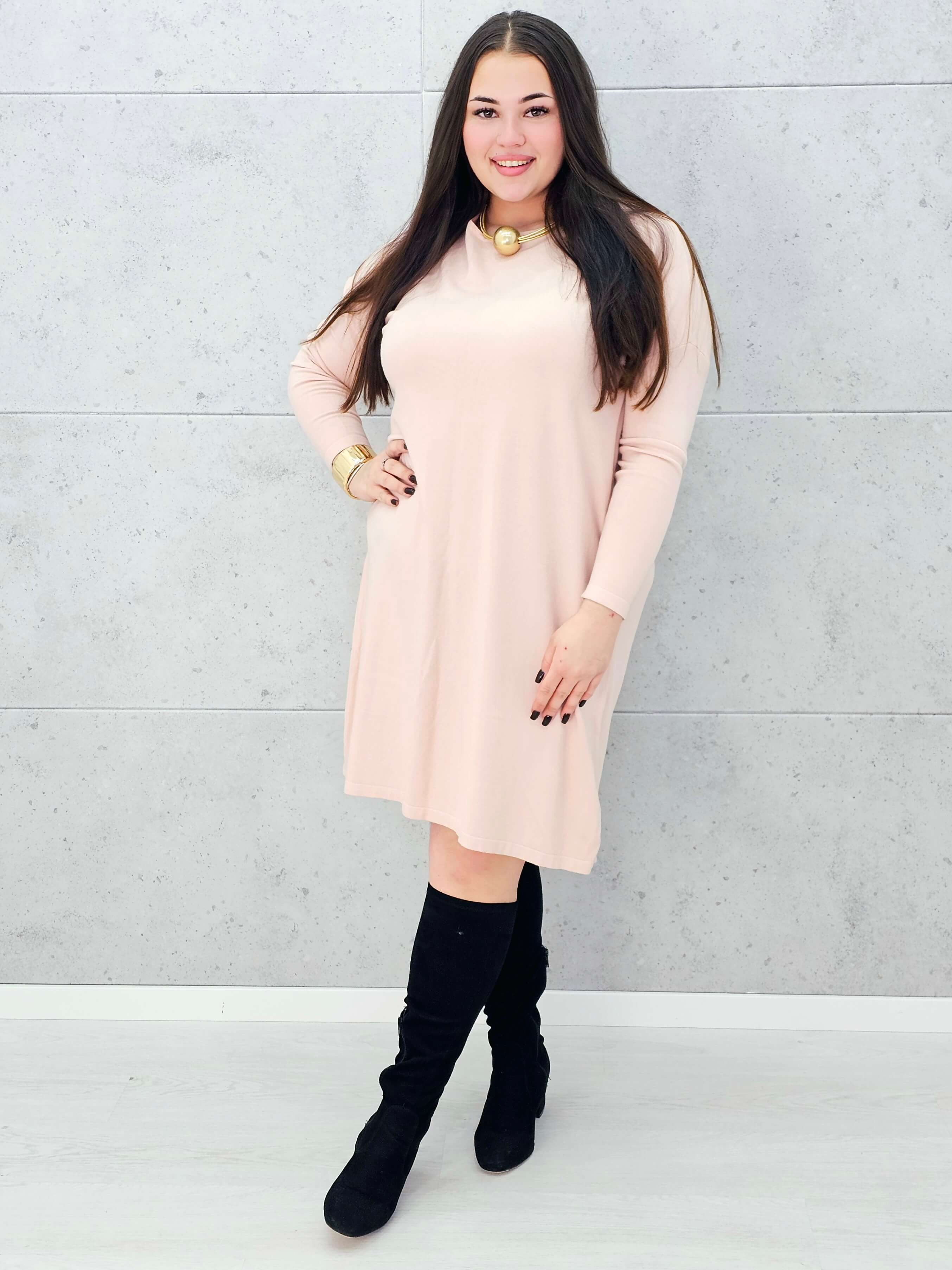 Sukienka z kokardą na plecach – kobiecy urok i komfort w rozmiarze plus size Stylowa XL