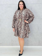 Sukienka w zwierzęcy wzór – elegancki fason plus size z paskiem Stylowa XL