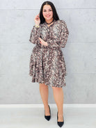 Sukienka w zwierzęcy wzór – elegancki fason plus size z paskiem Stylowa XL