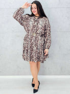 Sukienka w zwierzęcy wzór – elegancki fason plus size z paskiem Stylowa XL