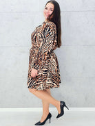 Sukienka w panterkowy wzór – elegancka sukienka plus size z paskiem Stylowa XL