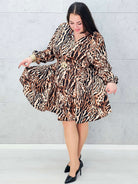 Sukienka w panterkowy wzór – elegancka sukienka plus size z paskiem Stylowa XL