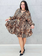 Sukienka w panterkowy wzór – elegancka sukienka plus size z paskiem Stylowa XL