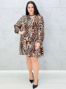 Sukienka w panterkowy wzór – elegancka sukienka plus size z paskiem Stylowa XL